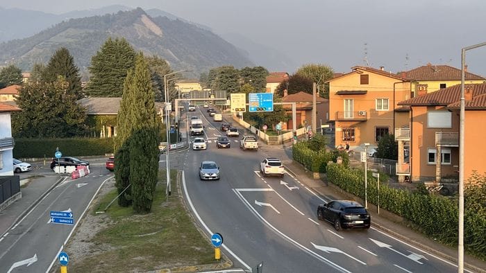 https://storage.ecodibergamo.it/media/photologue/2025/10/11/photos/cache/semaforo-addio-a-villongo-arriva-il-rondo_35eca3f8-a61c-11f0-ab25-27d30ab876f4_1920_1080_v3_large_16_9.jpeg