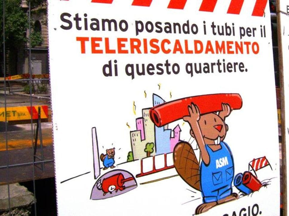 I cartelli apposti nei pressi dei cantieri del teleriscaldamento a Bergamo  nel 2023