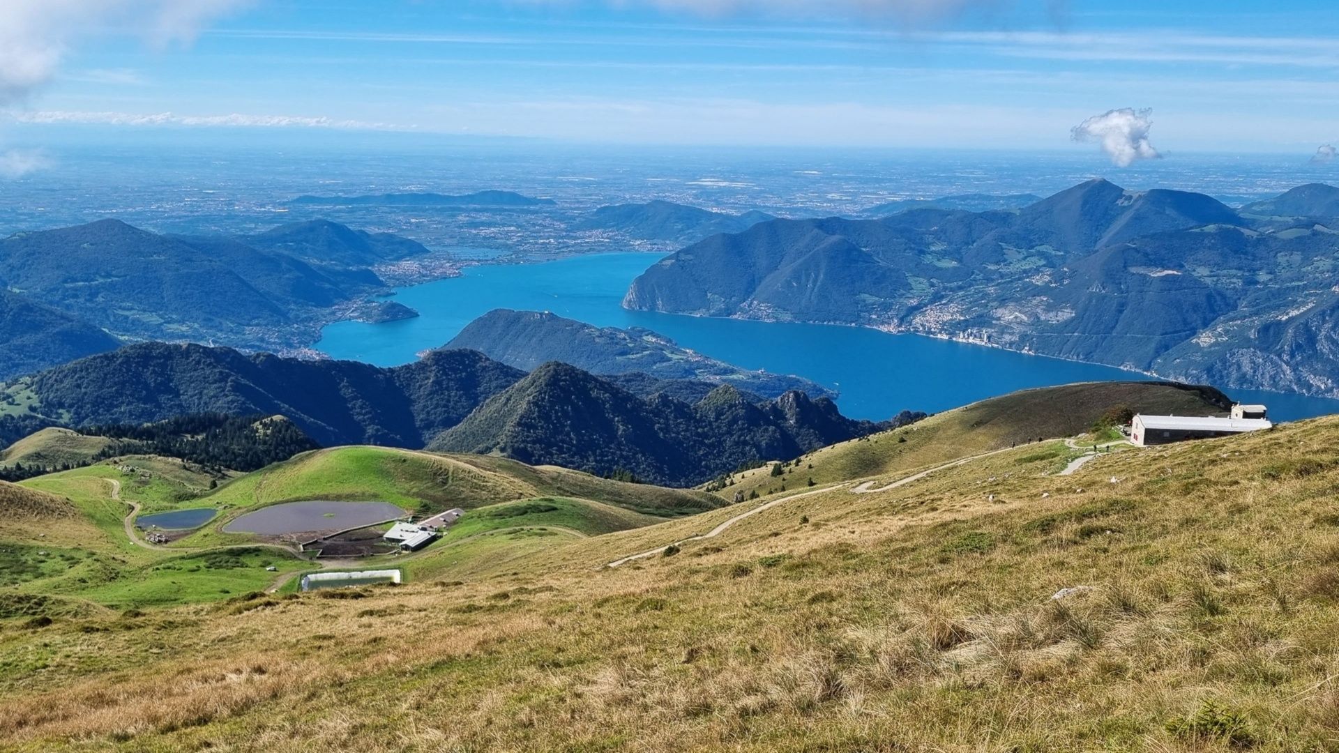 https://storage.ecodibergamo.it/media/photologue/2025/10/11/photos/lautunno-colora-il-monte-guglielmo-tra-foliage-e-panoram_094cf4ae-a5d3-11f0-ab25-27d30ab876f4_1920_1080.jpg