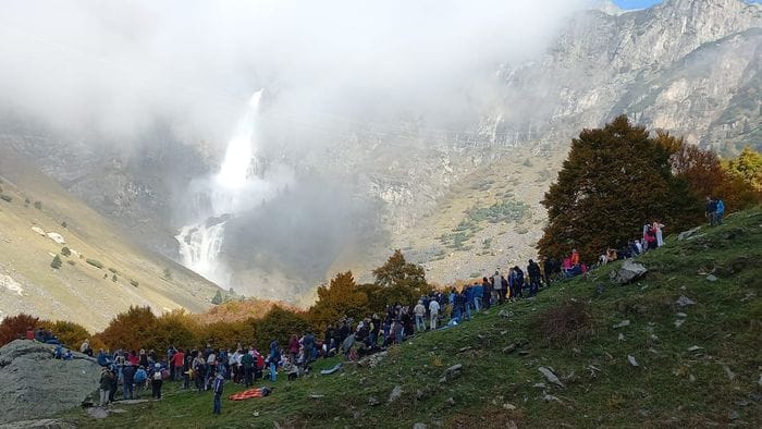 https://storage.ecodibergamo.it/media/photologue/2025/10/12/photos/cache/cascate-del-serio-nubi-basse-e-colori-dautunno-per-lultimo-salto-di-stagione_d28ba2d6-a761-11f0-ab25-27d30ab876f4_1920_1080_v3_large_16_9.jpeg