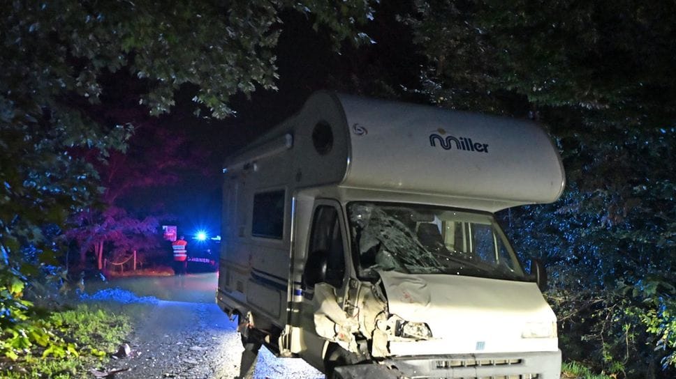 I danni alla parte anteriore del camper dopo lo scontro