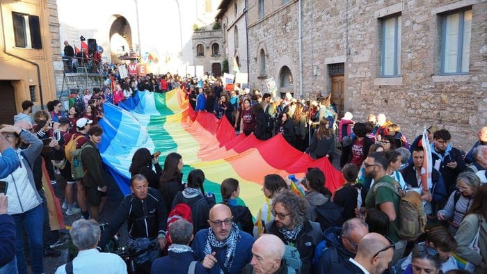 https://storage.ecodibergamo.it/media/photologue/2025/10/12/photos/cache/marcia-perugia-assisi-al-via-15-bus-partiti-anche-da-bergamo-una-delle-edizio_0859eac8-a742-11f0-ab25-27d30ab876f4_1920_1080_v3_large_16_9.jpg