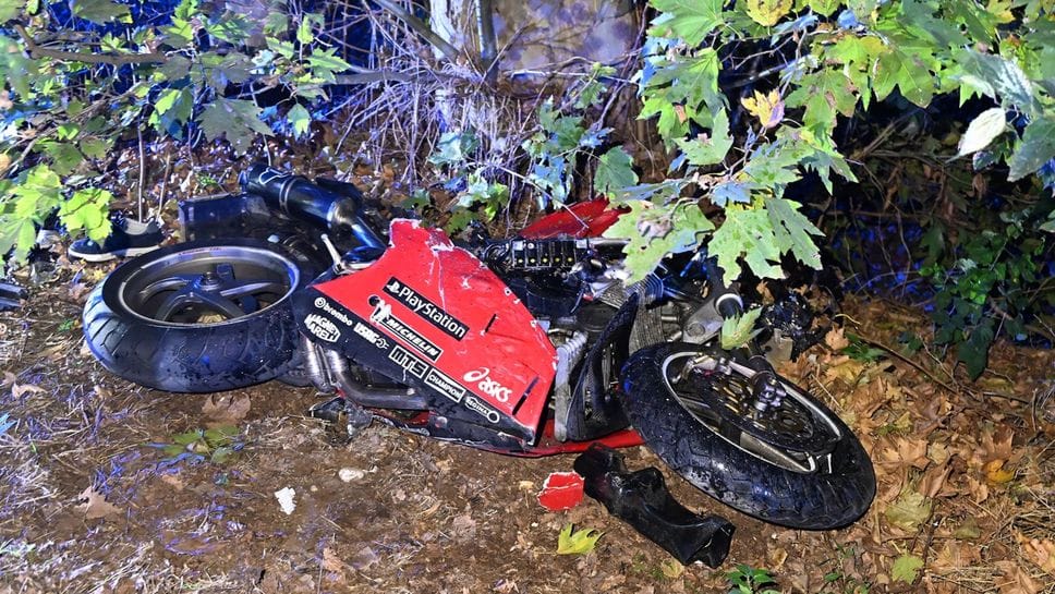 La moto Ducati sulla quale viaggiava il quarantenne, finita fuori strada nell’incidente di sabato 11 ottobre a Cologno al Serio La moto Ducati sulla quale viaggiava il quarantenne, finita fuori strada nell’incidente di sabato 11 ottobre a Cologno al Serio