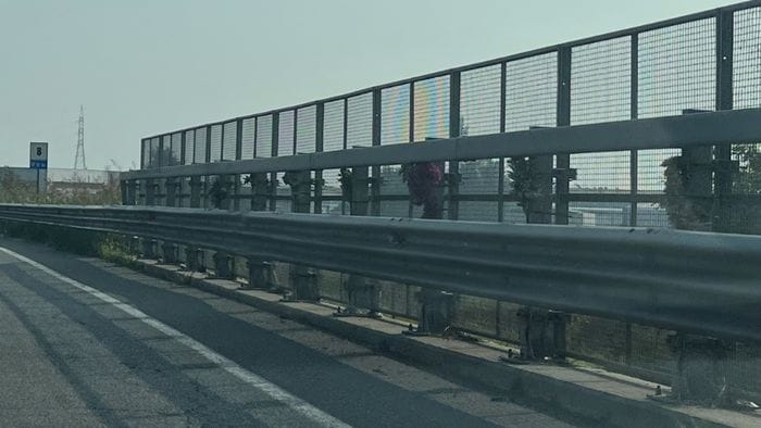 https://storage.ecodibergamo.it/media/photologue/2025/10/12/photos/cache/quel-guardrail-pieno-di-fiori-tre-morti-ora-serve-piu-sicurezza_359aa79c-a74d-11f0-ab25-27d30ab876f4_1920_1080_v3_large_16_9.jpeg