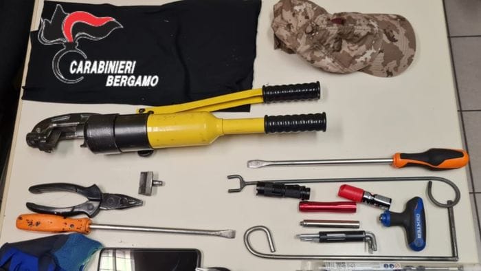 https://storage.ecodibergamo.it/media/photologue/2025/10/13/photos/cache/arzago-dadda-due-carabinieri-fuori-servizio-sventano-furto-in-abitazione-e-ven_38cb8996-a864-11f0-b221-31e719b4b64b_1920_1080_v3_large_16_9.jpeg