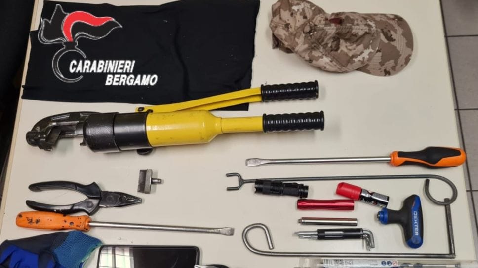 Gli oggetti sequestrati dai carabinieri Gli oggetti sequestrati dai carabinieri
