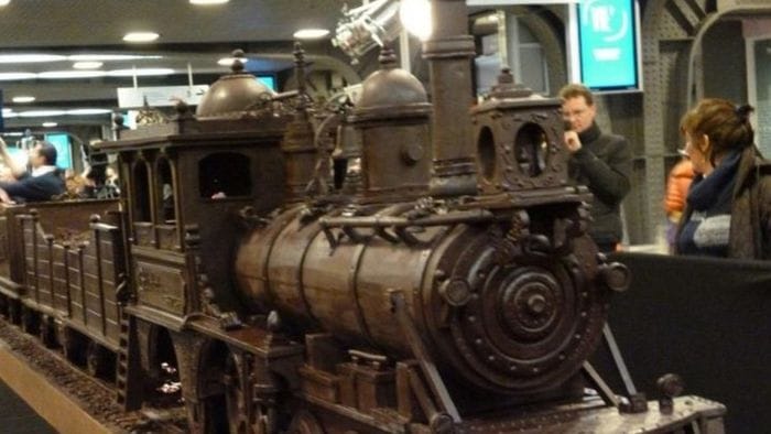 dai pasticcieri bergamaschi un treno di cioccolato da 52 metri
