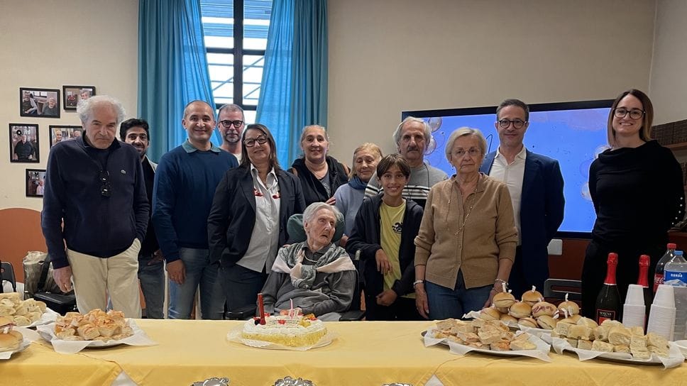 Gina festeggiata da figli, nipoti e pronipoti Gina festeggiata da figli, nipoti e pronipoti