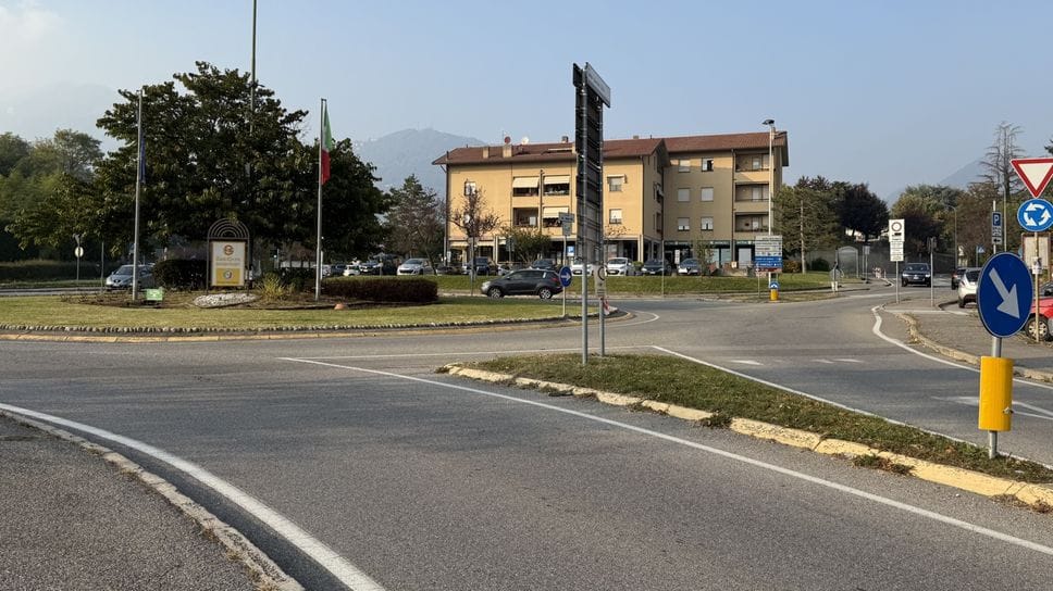 La rotonda dove è avvenuto l’incidente La rotonda dove è avvenuto l’incidente