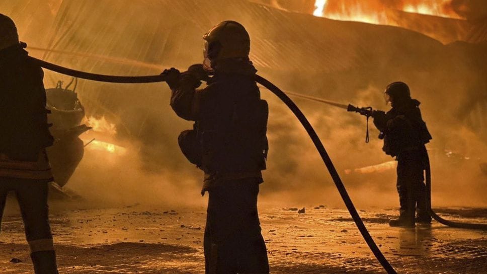 I Vigili del fuoco in azione dopo un bombardamento russo su un’abitazione a Leopoli I Vigili del fuoco in azione dopo un bombardamento russo su un’abitazione a Leopoli