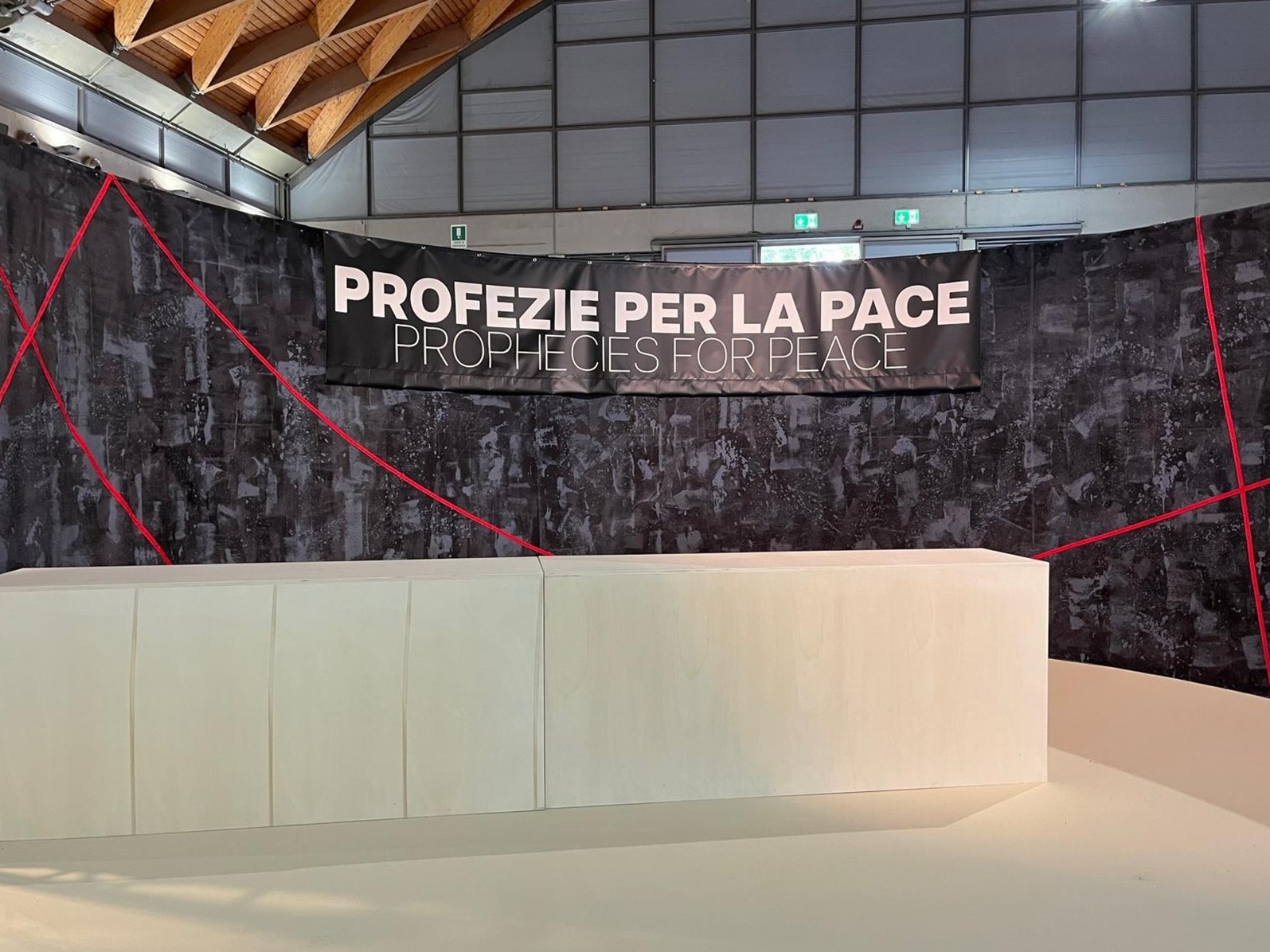 L’allestimento della mostra al Meeting di Rimini