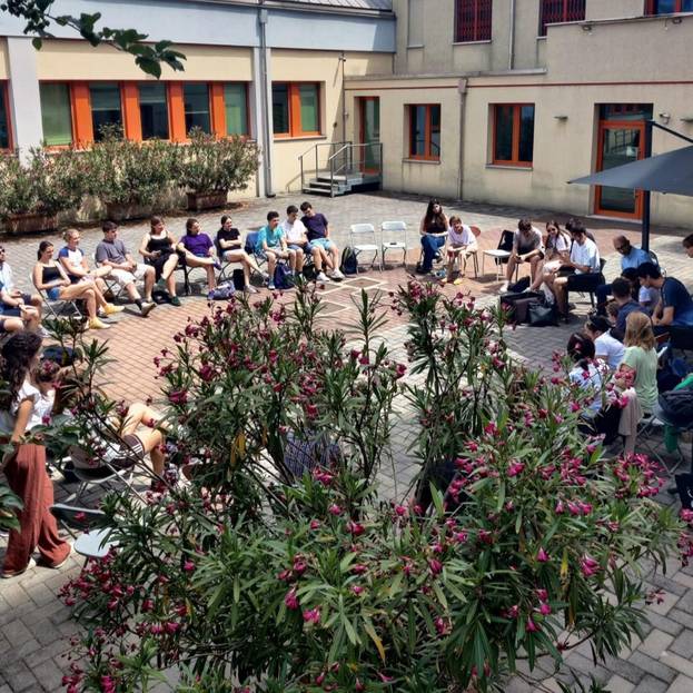 Un momento di preparazione della mostra durante l’estate