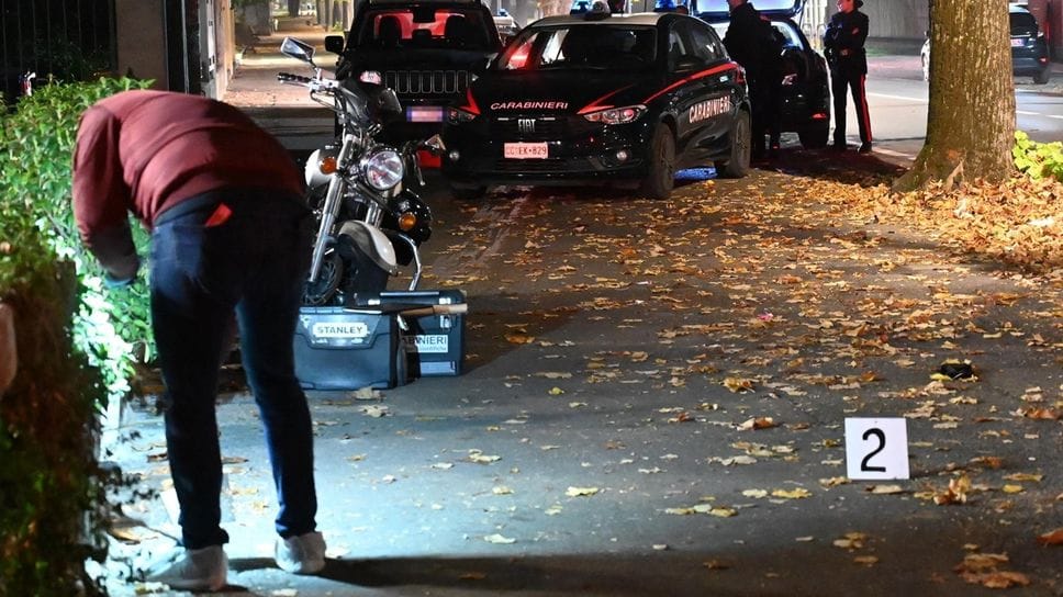 I carabinieri all’esterno del bar I carabinieri all’esterno del bar