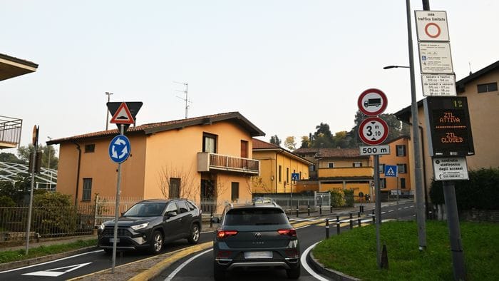 Bergamo, da giovedì 16 ottobre scattano le multe a Valverde. Ma non si ferma lo «scavalco» selvaggio Bergamo, da giovedì 16 ottobre scattano le multe a Valverde. Ma non si ferma lo «scavalco» selvaggio
