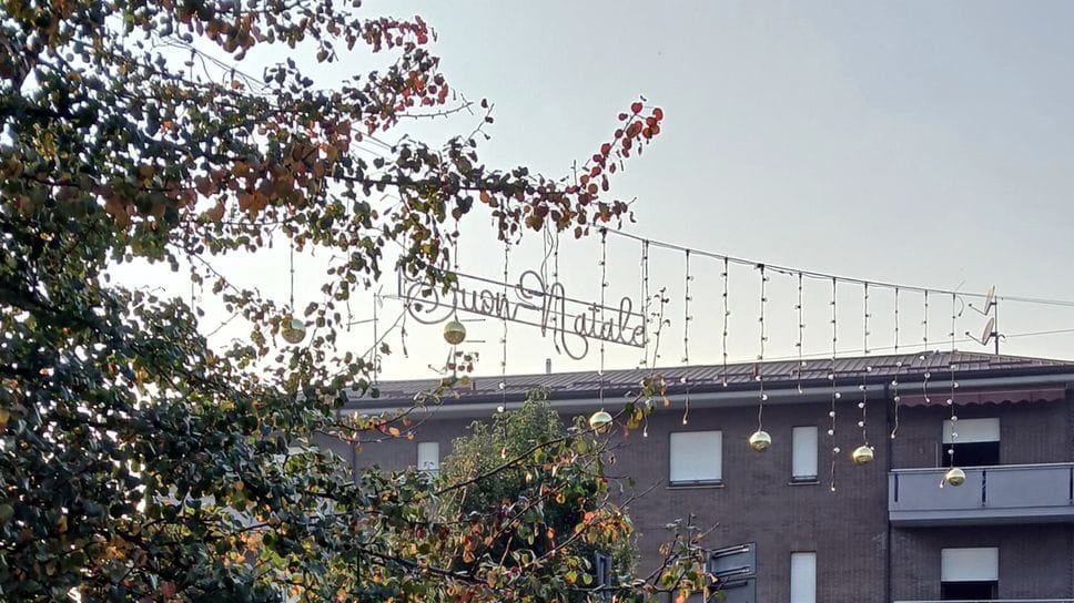La scritta «Buon Natale» comparsa (e poi tolta) a Terno d’Isola La scritta «Buon Natale» comparsa (e poi tolta) a Terno d’Isola