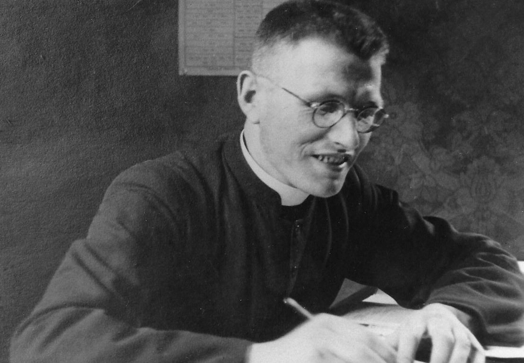 Don Seghezzi alla scrivania del Centro Diocesano di Azione Cattolica a Bergamo
