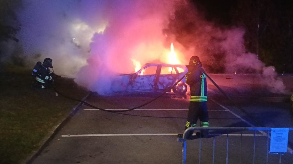 L’intervento dei vigili del fuoco nel parcheggio di Capizzone L’intervento dei vigili del fuoco nel parcheggio di Capizzone