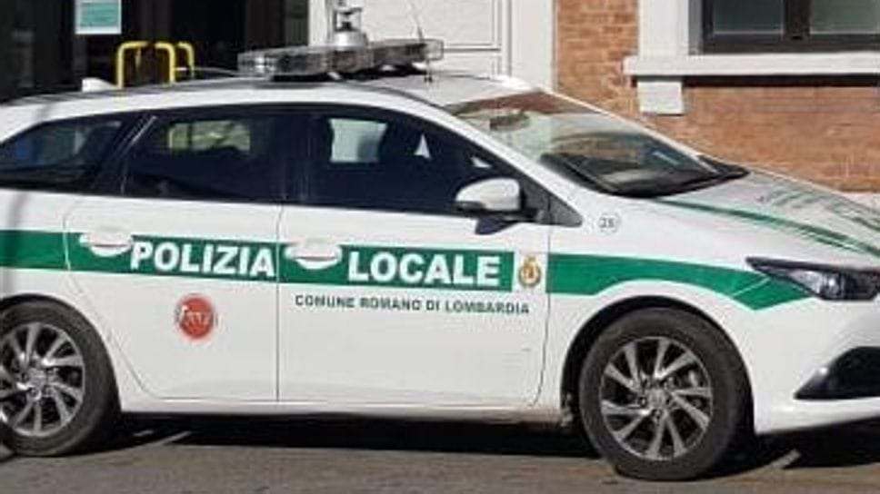 Un’auto della polizia locale di Romano Un’auto della polizia locale di Romano