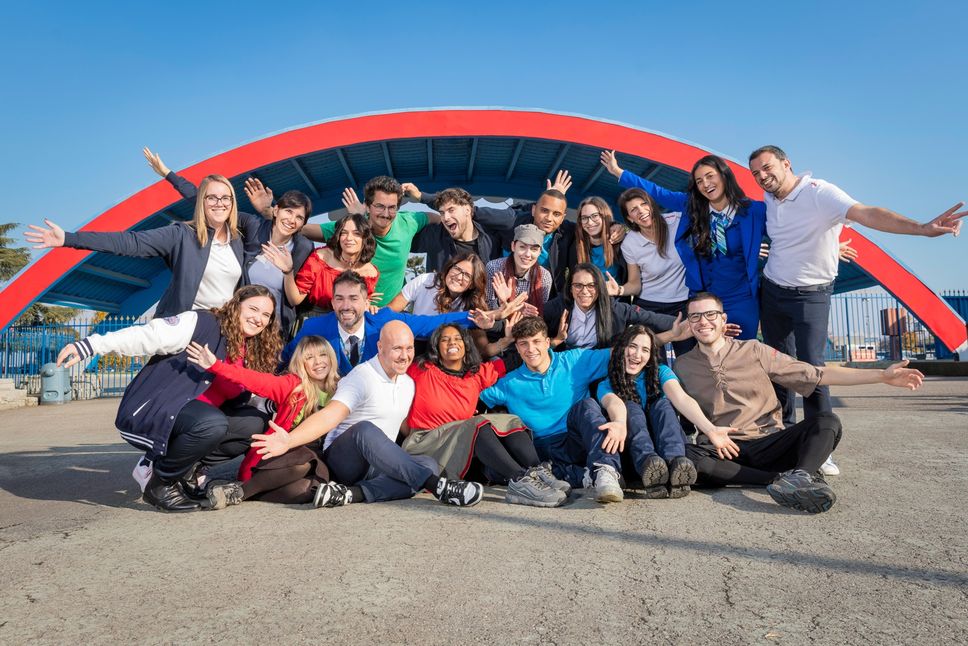 Foto di gruppo dello staff di È
