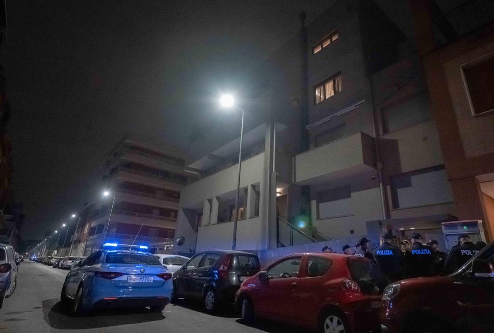 Polizia di stato e scientifica sul luogo del delitto