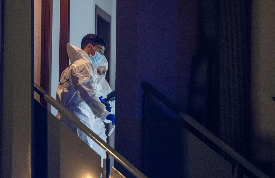 Polizia di stato e scientifica sul luogo del delitto