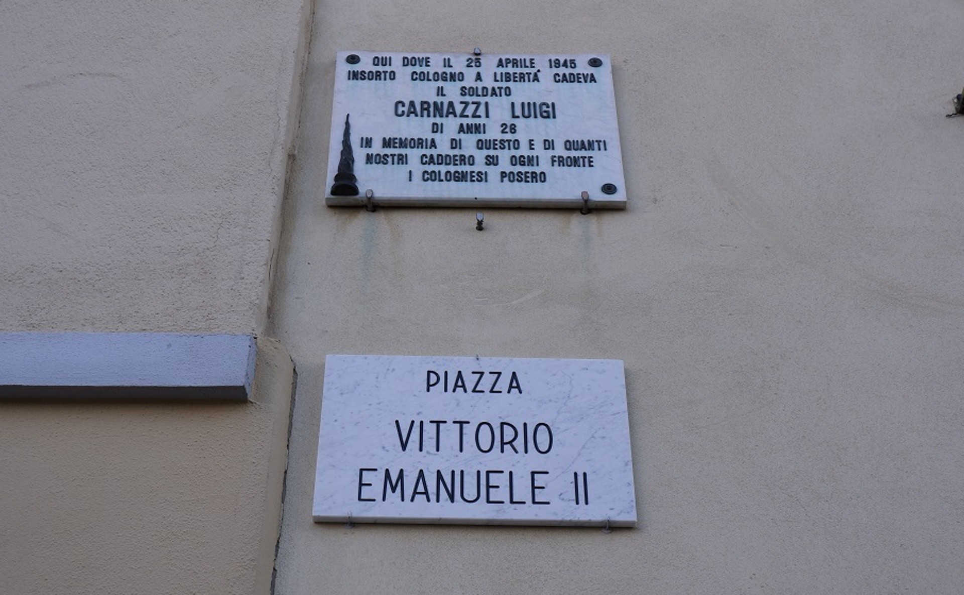 La targa in memoria di Luigi Carnazzi