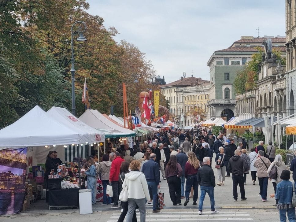 Già tantissimi curiosi ai Mercatanti