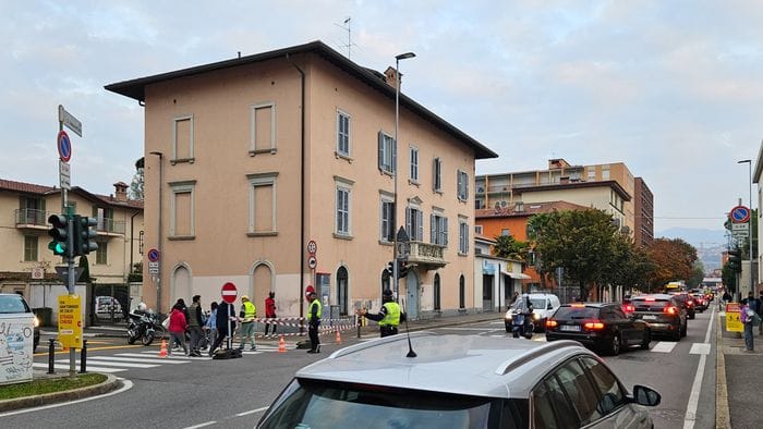 bergamo in via san tomaso de8217 calvi debutta il nuovo senso unico e la viabilit224 va in tilt