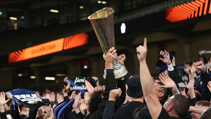 Bergamo, venerdì sera grande festa per la «coppa in marmo». Già posizionata la statua Foto Bergamo, venerdì sera grande festa per la «coppa in marmo». Già posizionata la statua Foto