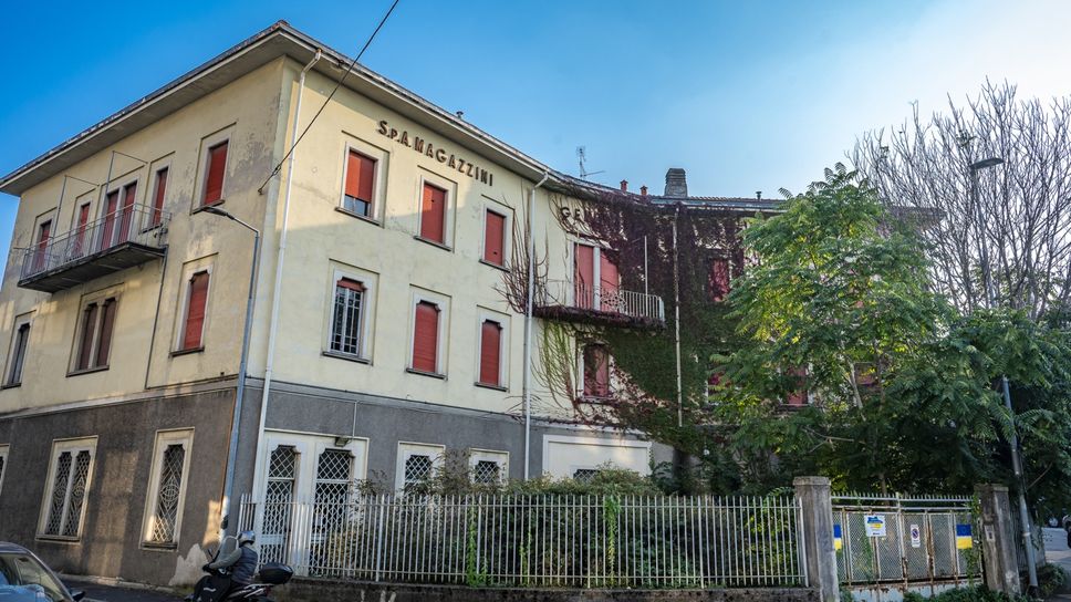 Lo stabile degli ex Magazzini generali all’angolo tra via Piatti e via Rovelli