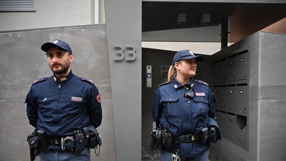 L’ingresso dell’appartamento  dove è stato uccisa dal compagno Gianluca Soncin di 52 anni