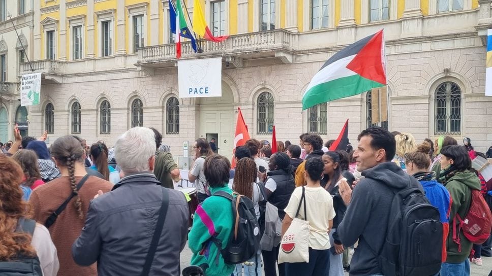 Durante una manifestazione per invocare la pace Durante una manifestazione per invocare la pace