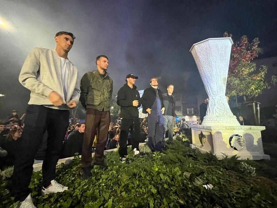Lo svelamento della statua dedicata all’Europa League durante la festa dei 118 anni dell’Atalanta venerdì 17 ottobre allo stadio