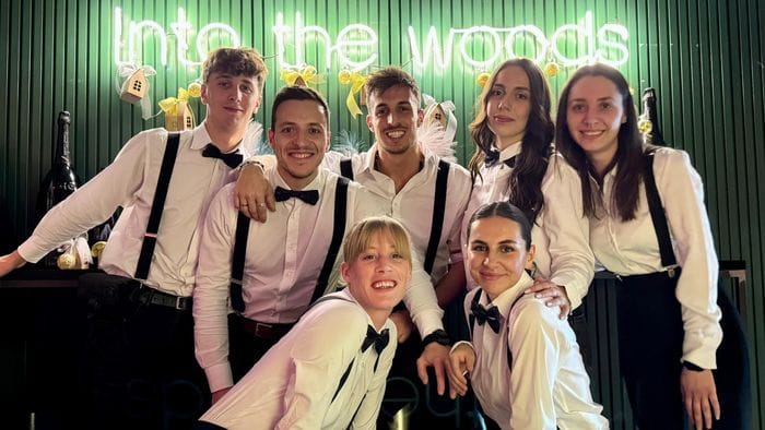 https://storage.ecodibergamo.it/media/photologue/2025/10/17/photos/cache/cene-eventi-e-stand-up-comedy-lautunno-inverno-a-into-the-woods_fc5a0278-ab36-11f0-b221-31e719b4b64b_1920_1080_v3_large_16_9.jpeg