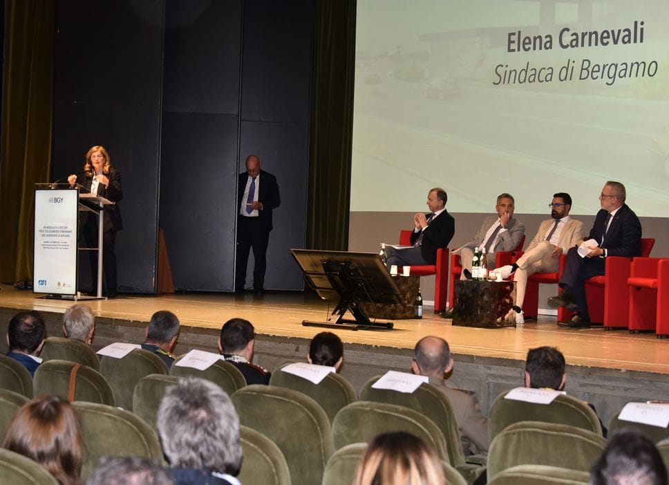 L’intervento della sindaca Elena Carnevali. Seduti da sinistra: Giovanni Sanga, Franco Lucente, Paolo Franco e Pasquale Gandolfi