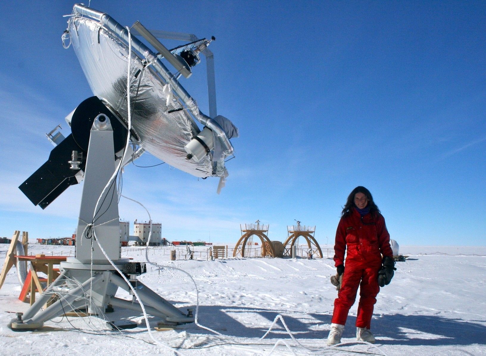 Chiara Montanari con il profilo dei telescopi Antar