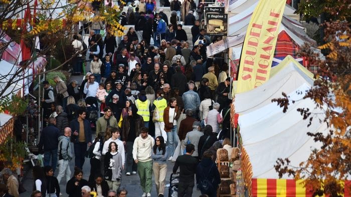 https://storage.ecodibergamo.it/media/photologue/2025/10/17/photos/cache/mercatanti-parte-subito-col-pienone-in-centro-allestito-anche-il-giardino-di-fi_2f4289b2-ab4b-11f0-b221-31e719b4b64b_1920_1080_v3_large_16_9.jpeg
