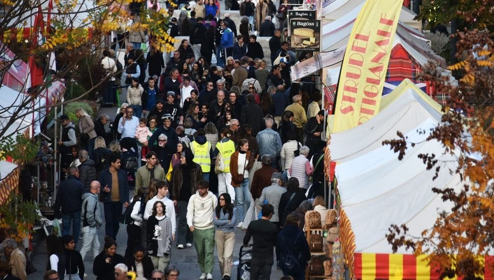 Pienone sul Sentierone per il primo giorno di Mercatanti: bancarelle in centro a Bergamo fino a domenica Pienone sul Sentierone per il primo giorno di Mercatanti: bancarelle in centro a Bergamo fino a domenica