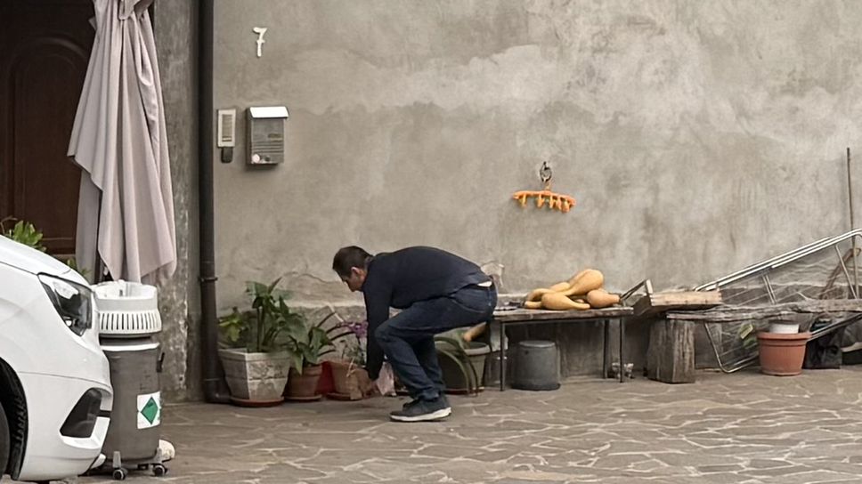 L’amico depone un’orchidea L’amico depone un’orchidea