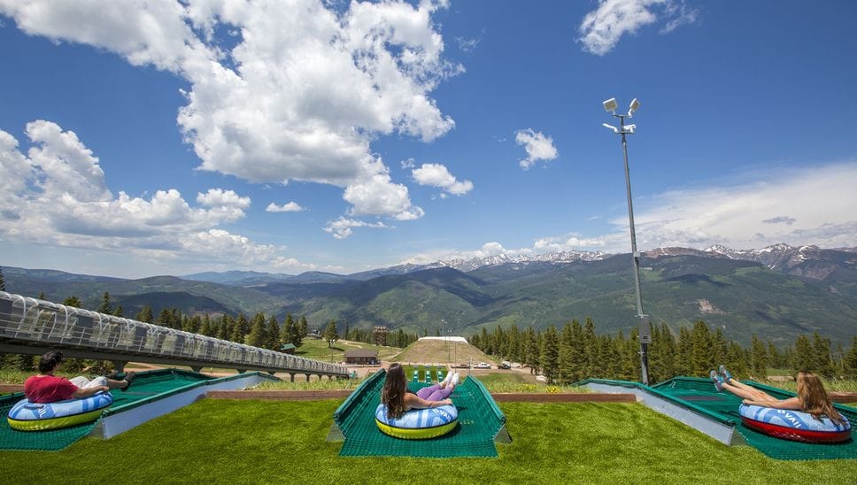 Pista da sci e da tubing per 12 mesi all’anno di Neveplast, ditta di Albano Sant’Alessandro Pista da sci e da tubing per 12 mesi all’anno di Neveplast, ditta di Albano Sant’Alessandro