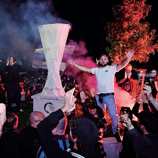 La folla dei tifosi nerazzurri sotto la curva Sud