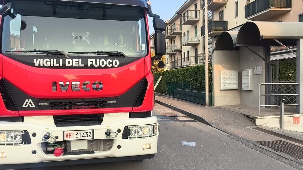 L’intervento die vigili del fuoco a Lallio per un incendio scoppiato in appartamento di una palazzina. Nessun ferito.