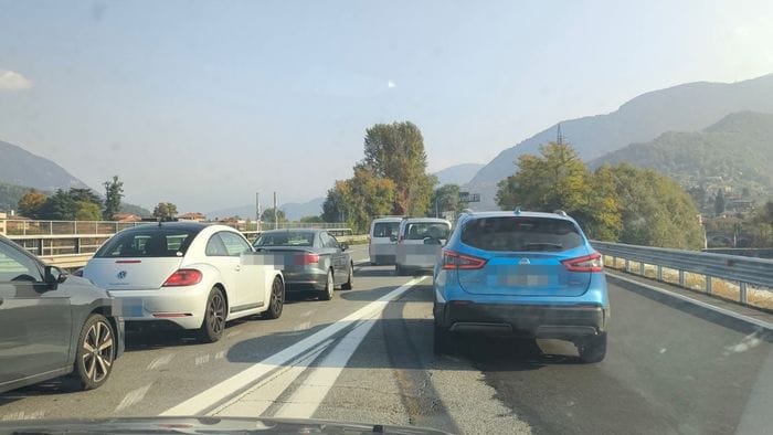 https://storage.ecodibergamo.it/media/photologue/2025/10/18/photos/cache/pradalunga-incidente-con-diverse-auto-coinvolte-deviata-la-statale-della-val-s_c51c1032-ac0b-11f0-b221-31e719b4b64b_1920_1080_v3_large_16_9.jpeg