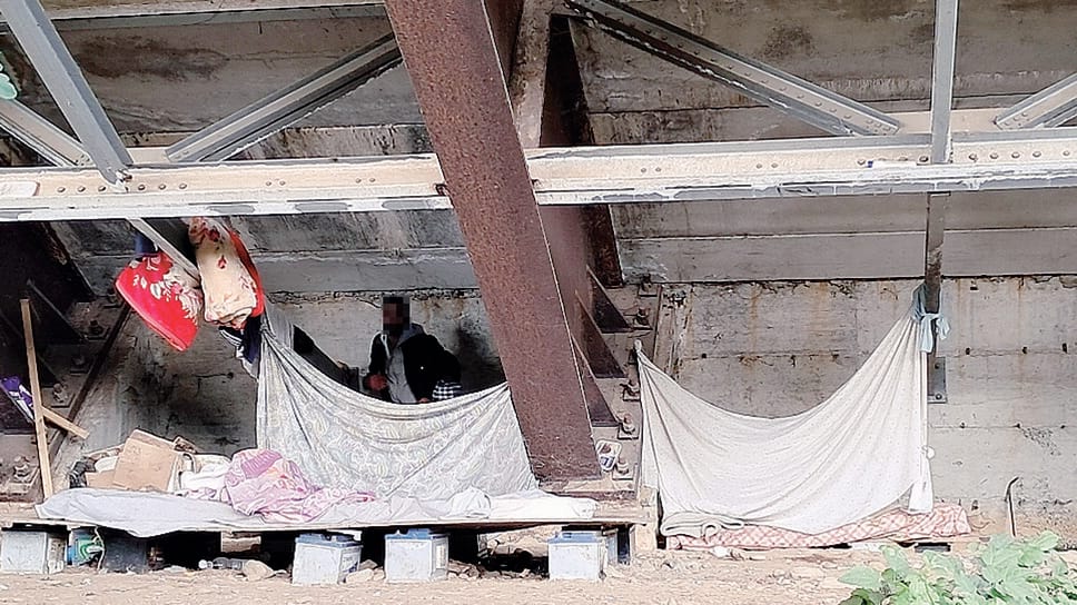 Un accampamento nella zona del cavalcavia ferroviario Un accampamento nella zona del cavalcavia ferroviario