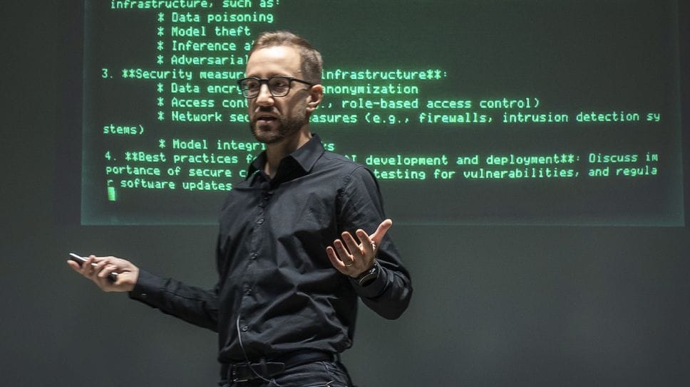 Federico Maggi (Amazon web services) sul palco di No Hat 2025 Federico Maggi (Amazon web services) sul palco di No Hat 2025