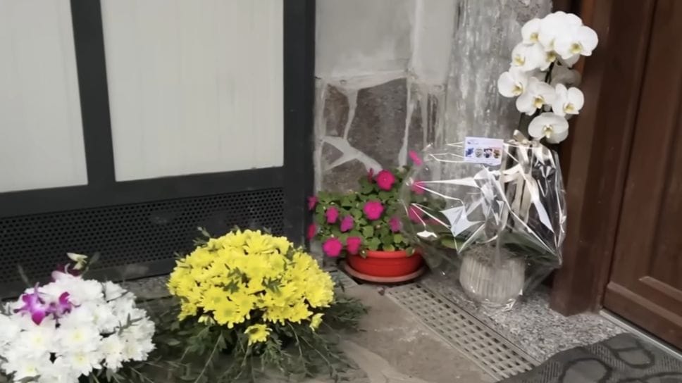 Fiori e ricordi fuori dall’abitazione di Mezzasco di Strozza Fiori e ricordi fuori dall’abitazione di Mezzasco di Strozza