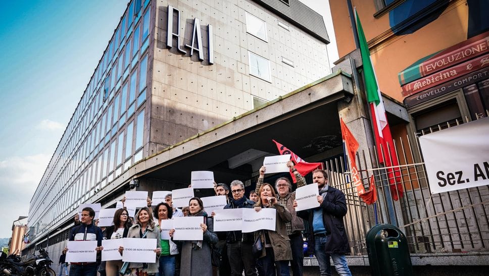 La solidarietà al giornalista Sigfrido Ranucci dopo l’attentato sotto la sua casa La solidarietà al giornalista Sigfrido Ranucci dopo l’attentato sotto la sua casa