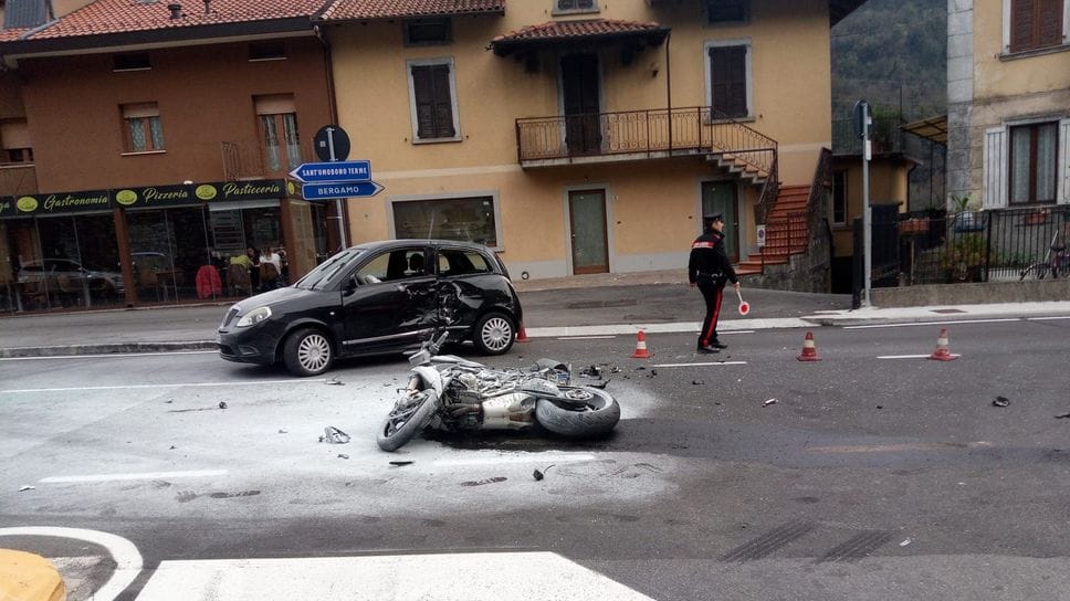Schianto in moto a Strozza nel primo pomeriggio di domenica 19 ottobre: ferito un 25enne Schianto in moto a Strozza nel primo pomeriggio di domenica 19 ottobre: ferito un 25enne