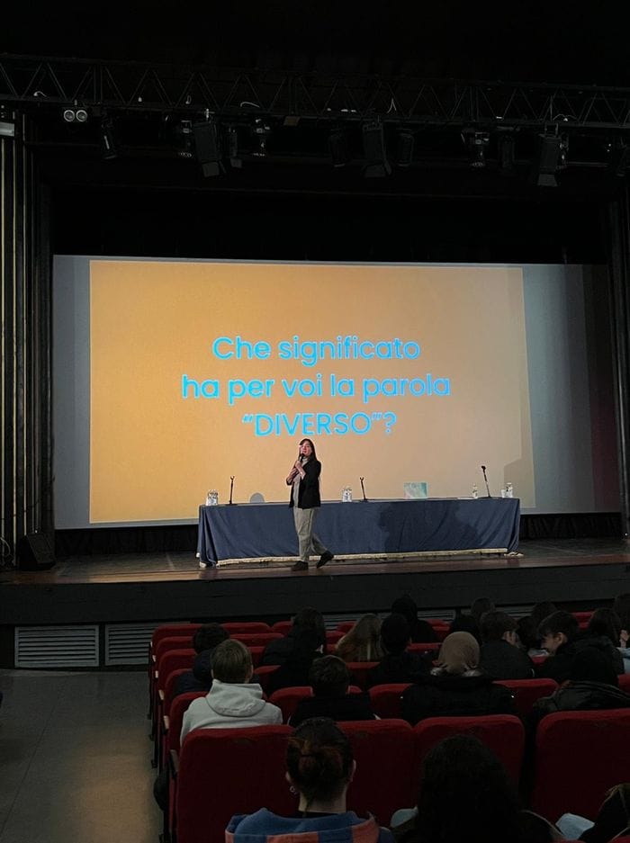 Giorgia Testa durante un incontro pubblico. In alto e al centro, durante un laboratorio con i ragazzi Giorgia Testa durante un incontro pubblico. In alto e al centro, durante un laboratorio con i ragazzi