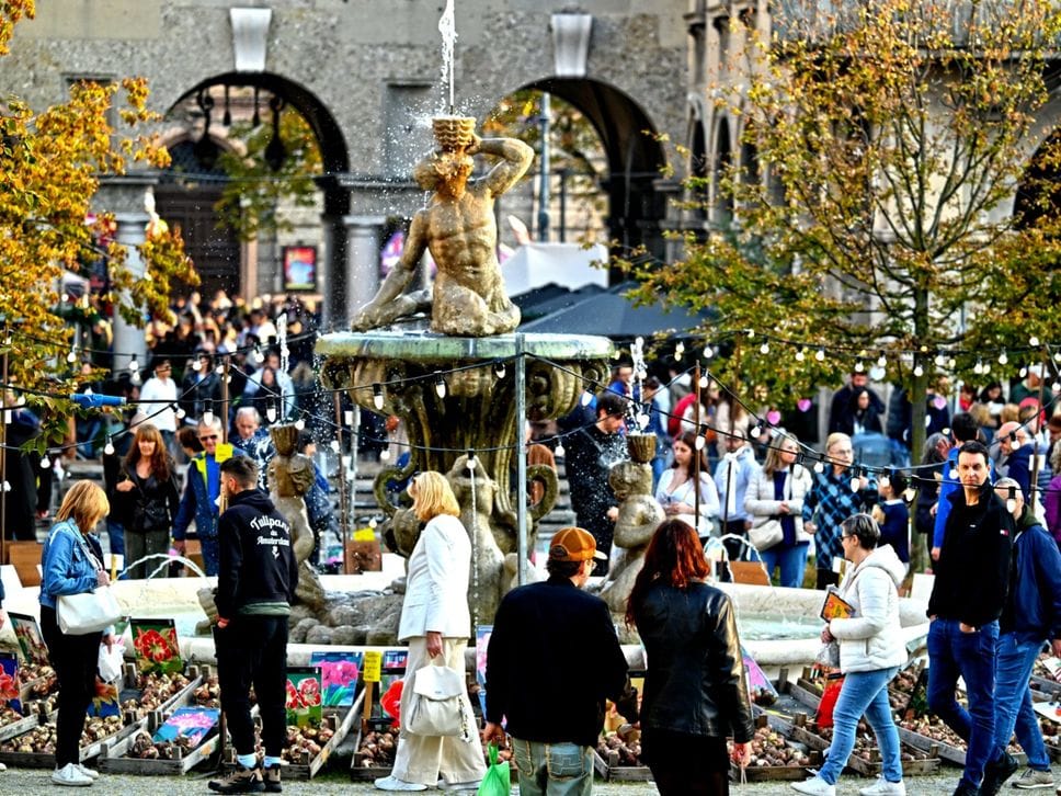 Alcuni momenti dell’ultima giornata di Mercatanti in Fiera. Qui i fiori in piazza Dante